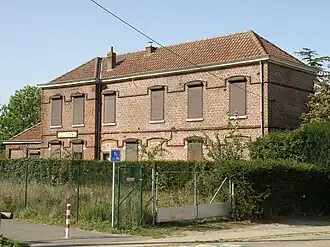 Gare d’Angre désaffectée, sur le territoire de l’ancienne commune d’Onnezies. À l’avant-plan à gauche : sentier RAVeL 98A.
