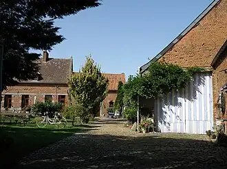Ferme traditionnelle rue des Juifs no&nbsp;27 : corps de logis et grange.