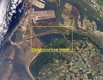 Image satellite des barrages sur la Brielse Maas. Le lac d'Oostvoorne, (Oostvoornsemeer) est fermé par le Brielse Maasdam à l'est et le Brielse Gatdam à l'ouest.