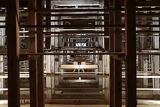 Dessous de l'Opéra (la fenêtre donne sur la rue).