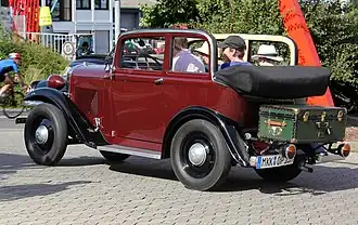 Arrière avec valise.