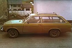 Opel Ascona A trois portes en version américaine, reconnaissable à ses pare-chocs et feux latéraux plus larges