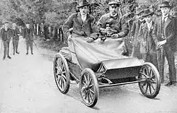 Voiture de course Opel lors de l'ascension du Heidelberg à Königstuhl en 1901