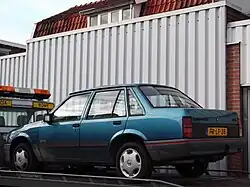 Vue arrière de la berline tricorps (1990–1993)