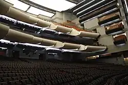 Grande salle, côté balcons