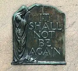 Plaque du piédestal de la statue.