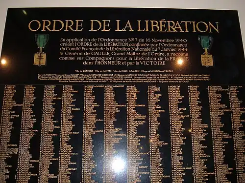 Photo d'une plaque noire avec des rangées de noms en lettres d'or