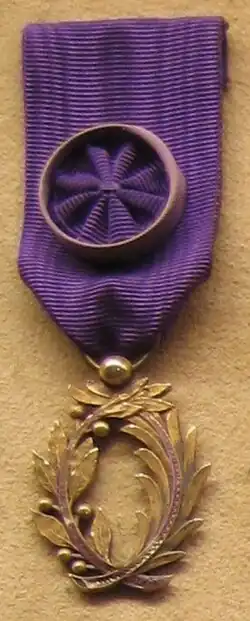 Médaille d'officier des palmes académiques.
