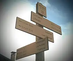 Panneau indicateur du centre du village.