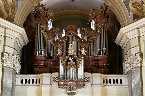 Buffet d'orgue provenant d'une église carmélite de la colline du Château et transféré à la fin du XVIIIe&nbsp;siècle après la dissolution de l'Ordre du Carmel par Joseph II