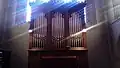 L'orgue posé au fond de la nef.