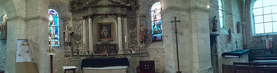 Le retable classé de l'autel, le chevet et le transept.