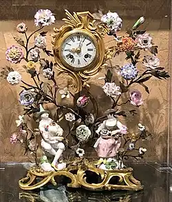 Johann Joachim Kändler, Horloge de cheminée en ormolu avec figurines de Meissen, vers 1735