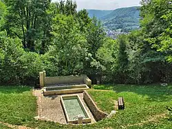 La fontaine aux vipères avec vue sur Ornans.
