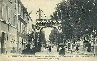 Fêtes présidentielles du 3 octobre 1907 : l'arc de triomphe de l'Union Orphéonique et le boulevard Bernard-Palissy.