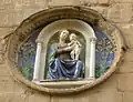La Vierge à l'enfant, tondo de Luca della Robbia sur la façade de l'église d'Orsanmichele de Florence.
