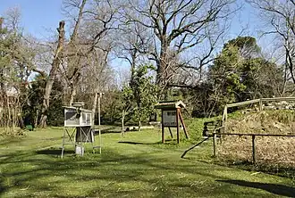 Panneau d'information et, à droite, le jardin de rocaille.