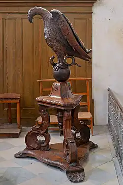 Aigle-lutrin dans l'église Sainte-Hélène d’Orval (Manche)
