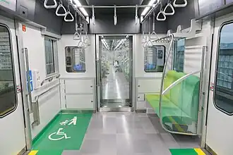 Un emplacement pour les personnes en fauteuil roulant.