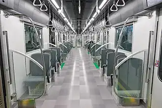 La voiture avec les sièges individuels.