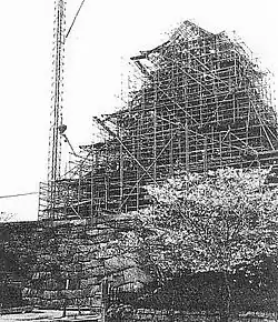 Photo de la construction d'un bâtiment. Les nombreuses poutrelles métalliques font partie de la forme finale de la constrution.