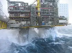 Des lames sur les piliers de béton d’un plate-forme pétrolière.