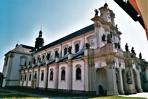 Photographie de l'aile gauche d'une église baroque.