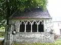 L'ossuaire situé dans l'enclos de la chapelle de Locmaria-an-Hent.
