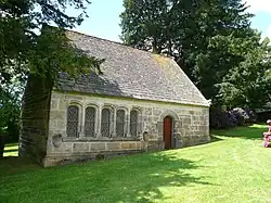 Ancien ossuaire dans l'enclos paroissial du Vieux-Bourg