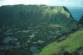 Vue d'une partie de l'intérieur du cratère du Rano Kau.
