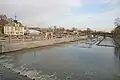 Canal d'aviron à côté de l'île, au fond le viaduc Negrelli