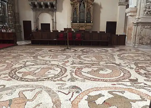 Animaux dans des médaillons.