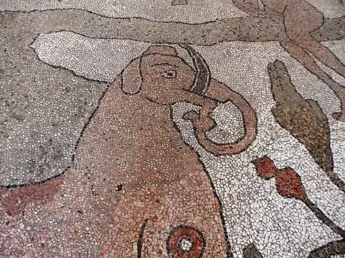 L'éléphant de droite soutenant l'arbre de vie.