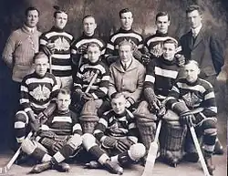 Photographie en noir et blanc de l'équipe des Sénateurs d'Ottawa