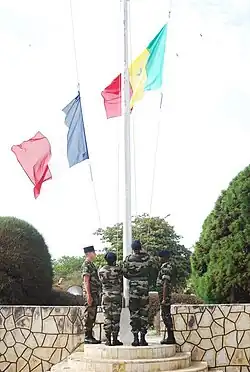 Drapeaux français et sénégalais