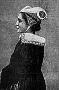 Femme de Gouézec en costume traditionnel (photographie de 1933)