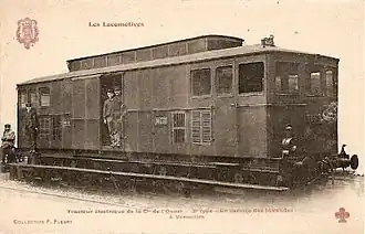 Locomoteur 5000 de l'Ouest, 1900, alimenté en 650&nbsp;V par troisième rail sur la ligne des Invalides.