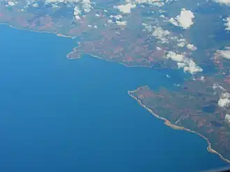 Vue aérienne de la baie de Goro à Ouinné