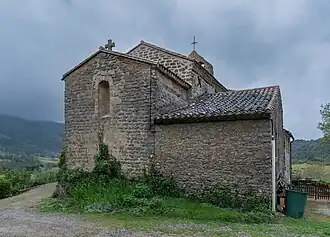 Photo de l'église Notre-Dame du Buc, petite église avec des murs en pierre et un toit en tuiles.