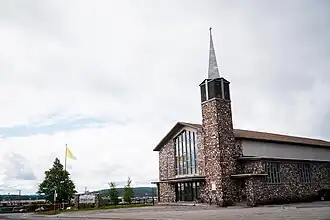 La basilique Notre-Dame-du-Perpétuel-Secours de Labrador City, ancienne cathédrale du diocèse.