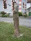 Un menhir devant la mairie.