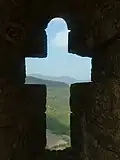 L'ouverture cruciforme de la « chapelle » du château.
