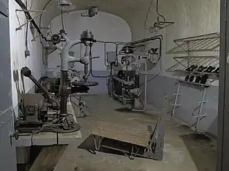 L'usine de l'ouvrage comporte aussi un atelier de réparation : un tour, une perceuse, une forge et un poste de soudure.