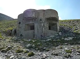 La casemate à deux créneaux pour mitrailleuses.