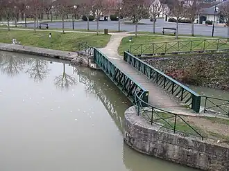 Vue vers le sud-ouest :la Trézée rejoint le canal en aval du pont