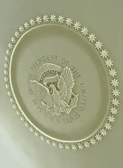 Le médaillon en plâtre au centre du plafond. Créé en 1934, il inclut des éléments du sceau du président des États-Unis.