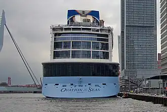 L'Ovation of the Seas amarré au terminal.