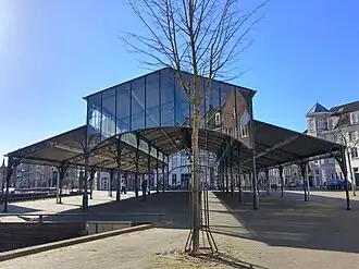 Photographie d'une halle marchande moderne dans un cente-ville.