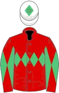 Rouge une ceinture losangée verte, manches diabolo du même, toque blanche un losange vert