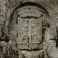 Blason des Foullon de Doué sur la tombe de Joseph Pierre François-Xavier Foullon de Doué.